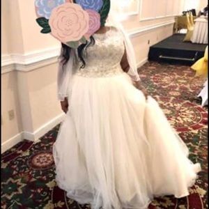 PreOwned Ivory wedding dress A-Line Beaded top 20w